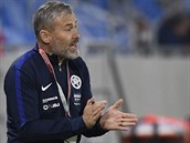 Trenér slovenských fotbalistů Pavel Hapal sleduje utkání play off Ligy národů...