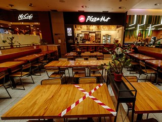 Restaurace v obchodním centru Palladium v Praze. (5. října 2020)
