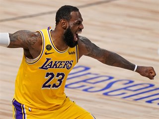 LeBron James z LA Lakers se raduje během čtvrtého finále NBA.