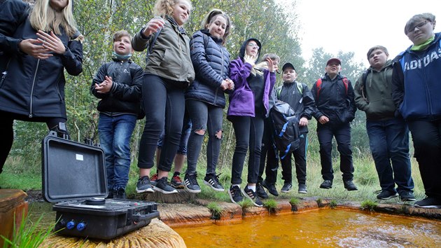 D�ti ze �koly ve Skaln� m��� seismickou aktivitu C�sa�sk�ho pramene v p��rodn� rezervaci Soos.