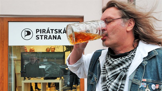 Lídr Pirátů Josef Janů ve volebním štáb v pirátském centru e-PIC v karlovarské Moskevské ulici.