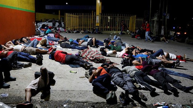 Migranti spc na zemi ve mst Entre Rios v Guatemale (1. jna 2020)