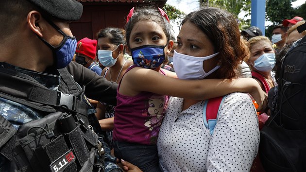 Migranti se ve mst Corinto pokouej proniknout z Hondurasu do Guatemaly. (1. jna 2020)