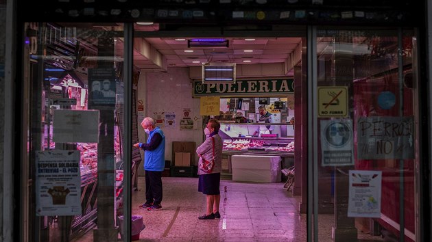 Zkaznci v madridskm supermarketu (2. jna 2020)