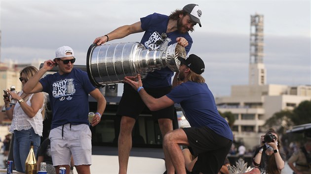 Victor Hedman napj spoluhre Stevena Stamkose pmo ze Stanley Cupu