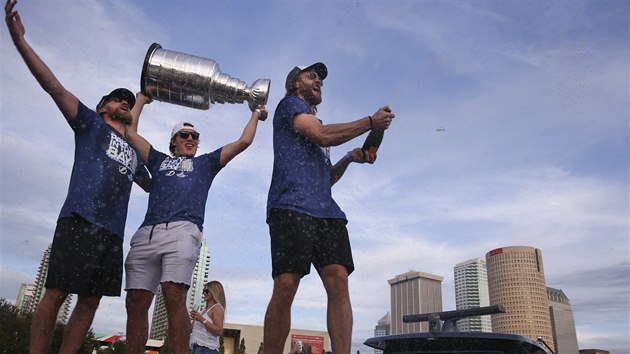 Steven Stamkos, Luke Shenn a Victor Hedman stkaj ampask.