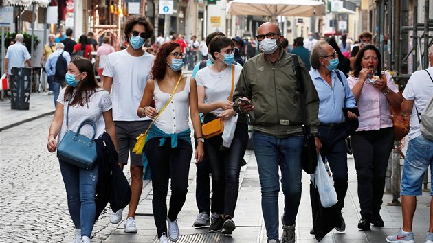 Lid na ulici v italsk Neapoli (25. z 2020)