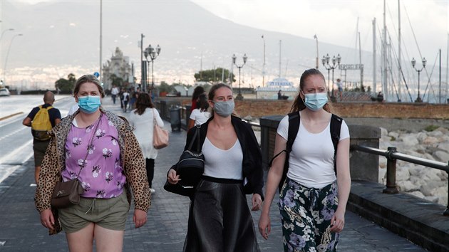 Lid na ulici v italsk Neapoli (25. z 2020)