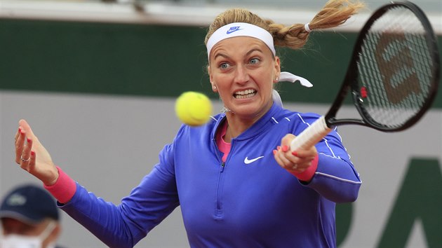 esk tenistka Petra Kvitov se sousted na forhend ve tetm kole Roland Garros.