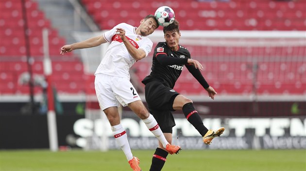 Patrik Schick (vpravo) z Leverkusenu a Waldemar Anton ze Stuttgartu v hlavikovm souboji.