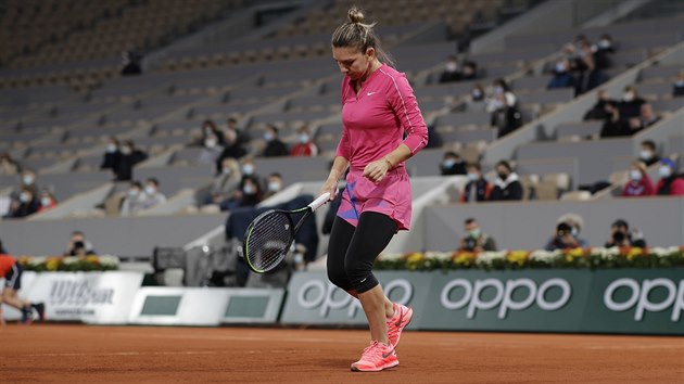 Rumunka Simona Halepov smutn po nezdaenm deru v osmifinle Roland Garros.