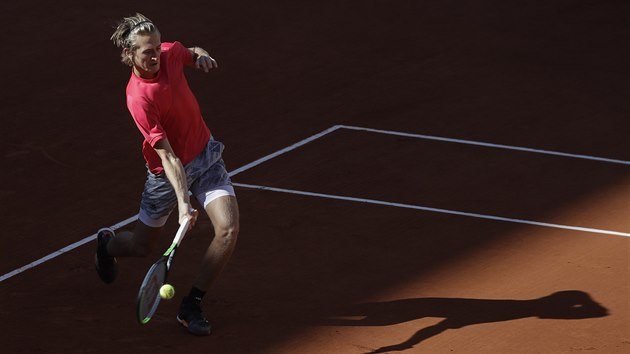 Amerian Sebastian Korda hraje forhend v osmifinle Roland Garros.