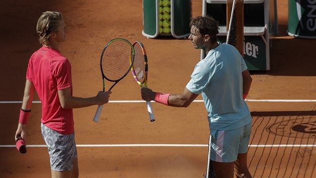 Američan Sebastian Korda (vlevo) gratuluje Rafaelu Nadalovi ze Španělska k vítězství a postupu do čtvrtfinále Roland Garros.