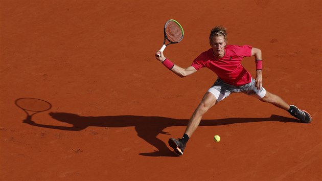 Američan Sebastian Korda se natahuje po míčku v osmifinále Roland Garros.