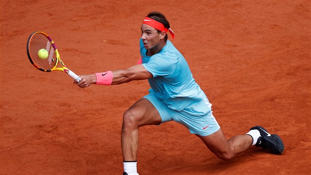 panl Rafael Nadal hraje balonek v semifinle Roland Garros.