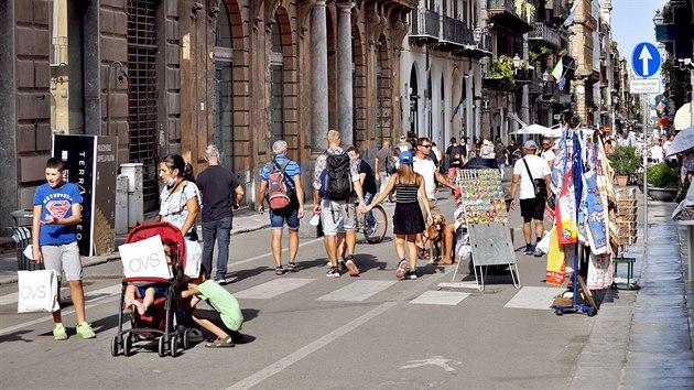 Via Vittorio Emanuele, hlavn vchodozpadn osa starho Palerma, je dnes p a cyklistickou znou. Jezdci na sktrech se ale tudy sem tam propletou.