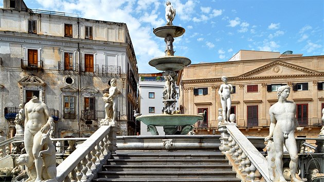 Fontana Pretoria, n�dhern� renesan�n� ka�na p�ed palermskou radnic�, zab�r� skoro cel� n�m�st�.