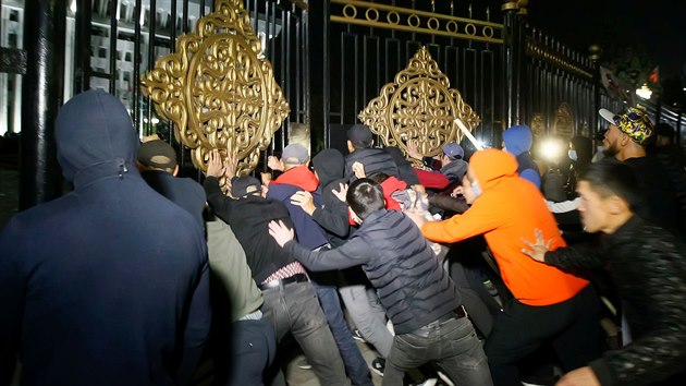 Protivldn demonstranti ve stedoasijskm Kyrgyzstnu vtrhli do sprvn budovy s prezidentskou kancel a parlamentem. Krom toho z vzen vysvobodili exprezidenta Almazbeka Atambajeva. (6. jna 2020)