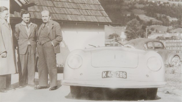 Prvn prodan Porsche 356 a (zprava) Ferdinand Porsche, jeho syn Ferry a Erwin Komenda