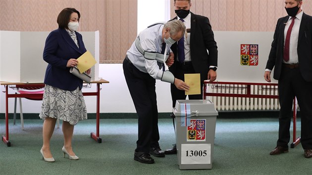 Prezident Miloš Zeman s manželkou Ivanou odevzdali své hlasovací lístky ve volbách do Senátu na ZŠ Brdičkova v Praze 5. (2. října 2020)