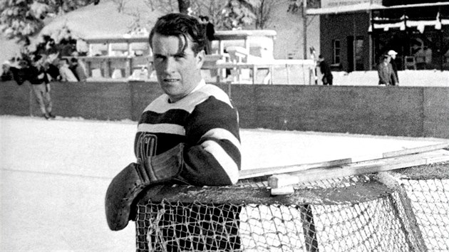 Glman eskoslovensk hokejov reprezentace Boa Modr na zimnch olympijskch hrch ve Svatm Moici. (1948)