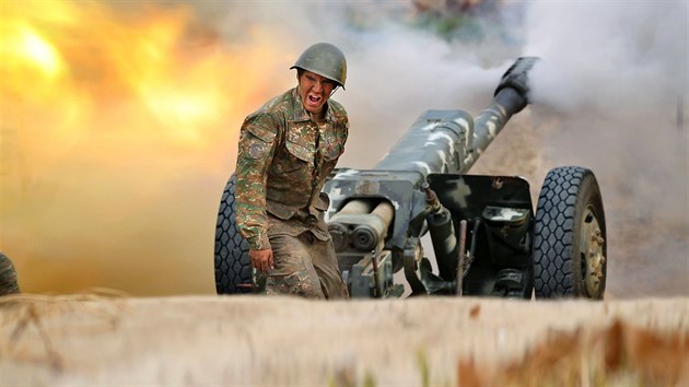 Voják arménských separatistů při ostřelování pozic armády Ázerbájdžánu na území Náhorního Karabachu (28. září 2020)