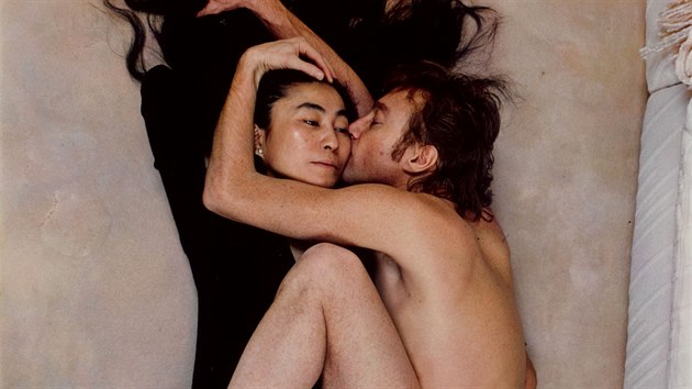 Slavný portrét Johna Lennona a Yoko Ono od fotografky Annie Leibovitz je ve sbírce londýnské National Portrait Gallery
