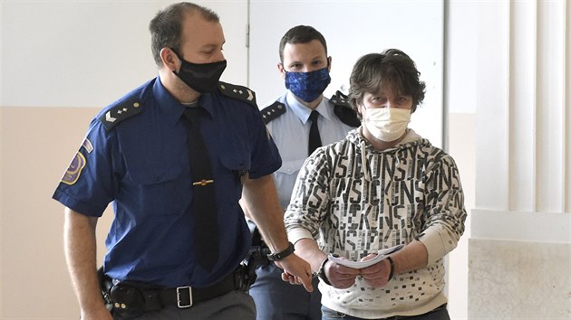 Justiční stráž přivádí obžalovaného Romana Mariančíka, které podle obžaloby vyhrožoval explozemi v ostravských Kauflandech. (5. října 2020)