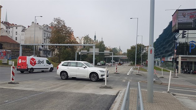 Od pátku 2. října silničáři převedou veškerou dopravu na právě opravenou část průtahu Plzní. Do parkovacího domu Rychtářka bude možné vjet pouze ve směru od mostů U Jána. (1. října 2020)