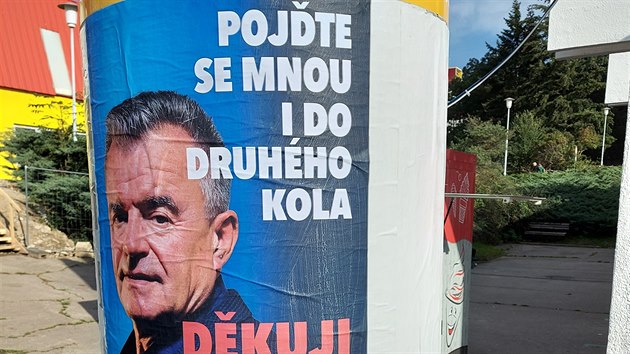 Ještě před výsledky voleb vyvěsil kandidát do Senátu Roman Kraus v okrsku Brno-město plakáty, kterými vyzývá voliče k hlasování i v případném druhém kole.  (3. října 2020)