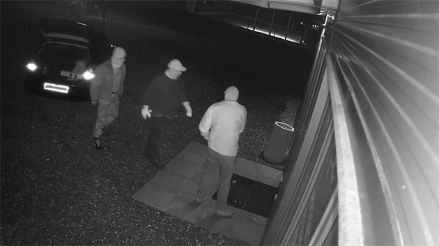 Tři zloději vykradli prodejnu s repasovanými počítači v Ledenicích. Dovnitř se dostali s pomocí beranidla.