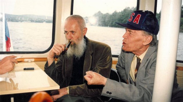Zdeněk Rotrekl (vpravo) a Zeno Kaprál na Lodi literátů (90.léta)