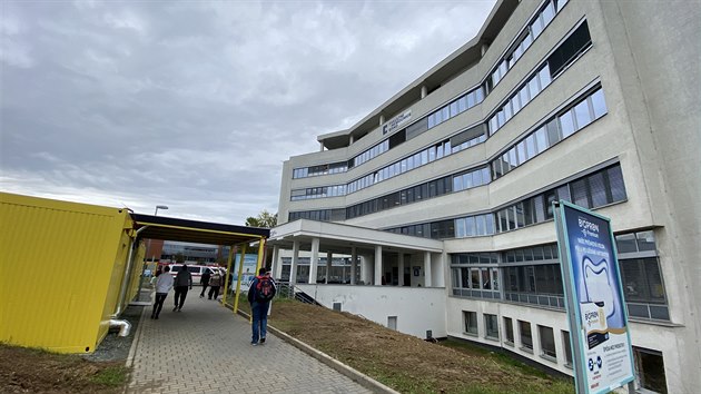 O více než polovinu hospitalizovaných pacientů s covidem na jižní Moravě se momentálně starají zdravotníci ve Fakultní nemocnici Brno.