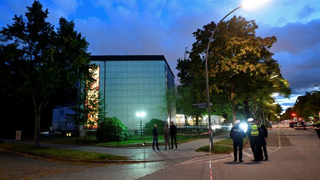 Policie vyetuje tok u hambursk synagogy. neznm mu tam zatoil na studenta lopatou. (4.10.2020)