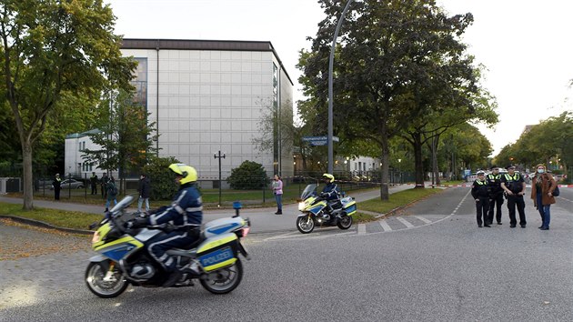 Policie vyetuje tok u hambursk synagogy. neznm mu tam zatoil na studenta lopatou. (4.10.2020)