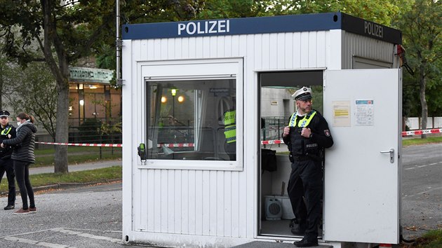 Policie vyetuje tok u hambursk synagogy. neznm mu tam zatoil na studenta lopatou. (4.10.2020)