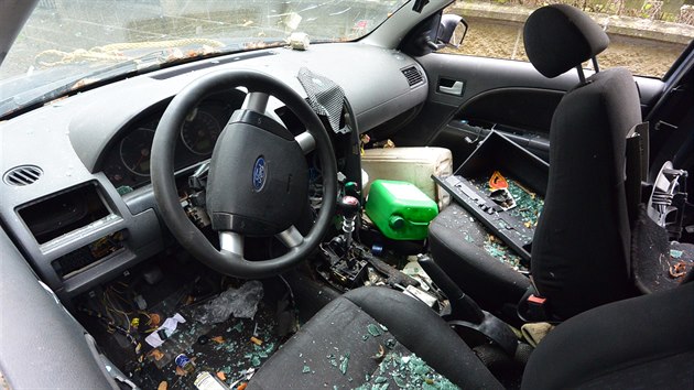 Ford, kter� n�kdo odstavil u lesn� spr�vy ve Svitav�ch, u� jezdit nebude. Pr�v� na takov� nezodpov�dn� majitele aut by m�la ��inn� zabrat letos schv�len� novela z�kona o pozemn�ch komunikac�ch.