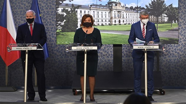 Ministr zdravotnictv Roman Prymula, ministryn financ Alena Schillerov a ministr dopravy a ministr prmyslu a obchodu Karel Havlek vystoupili na tiskov konferenci po jednn vldy. (5. jna 2020)