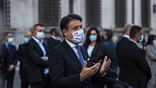 Italský premiér Giuseppe Conte na tiskové konferenci v Římě. (7. října 2020)