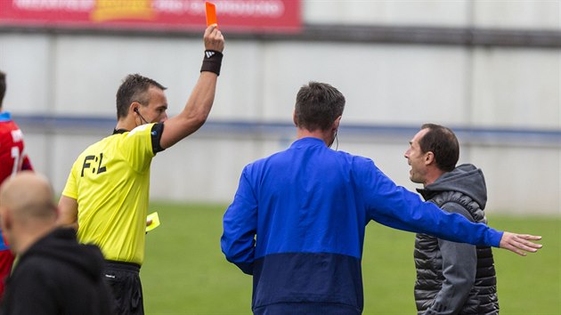 Rozhodčí Petr Ardeleanu ukazuje červenou kartu olomouckému trenérovi Radoslavu Látalovi v zápase s Plzní.
