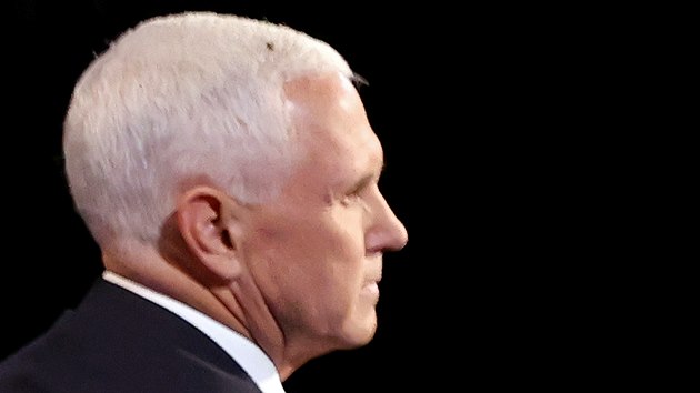 V prbhu steden viceprezidentsk debaty pistla moucha na hlav Mikea Pence. (7. jna 2020)