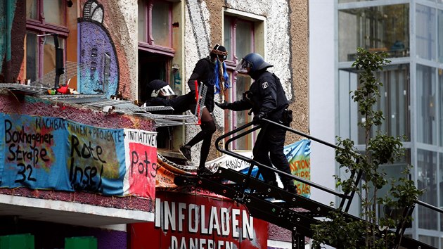 Nmet policist zaali s vyklzenm squatu Liebig 34 v jedn z mstskch tvrt Berlna, akci doprovzely protestn demonstrace. (9. jna 2020)