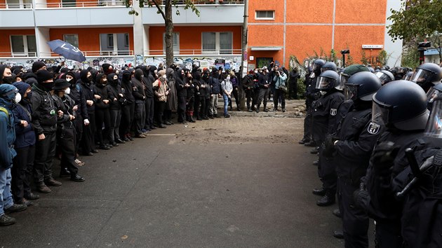 Nmet policist zaali s vyklzenm squatu Liebig 34 v jedn z mstskch tvrt Berlna, akci doprovzely protestn demonstrace. (9. jna 2020)
