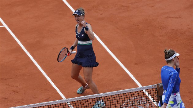 Argentinka Nadia Podorsk se raduje z postupu do semifinle Roland Garros, Ukrajinka Elina Svitolinov naopak smutn.