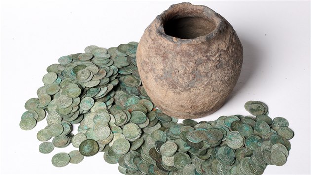 Mladý manželský pár objevil nádobu s mincemi ve svahu narušeném erozí v blízkosti Bořitova.