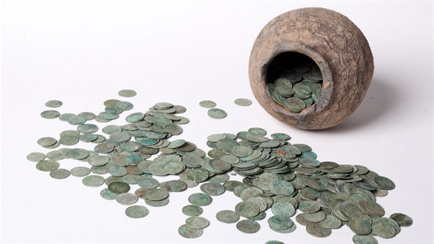 Mince byly uložené v dochované keramické nádobě
a jsou ve vynikajícím stavu.