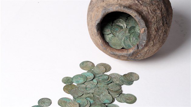 Mince byly uložené v dochované keramické nádobě
a jsou ve vynikajícím stavu.