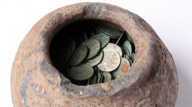 Mladý manželský pár objevil nádobu s mincemi
ve svahu narušeném erozí v blízkosti Bořitova.