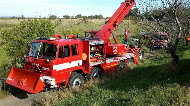 Traktor sjel ze srzu, vyproovat ho museli hasii pomoc jebu.