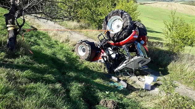 Traktor sjel ze srzu, vyproovat ho museli hasii pomoc jebu.